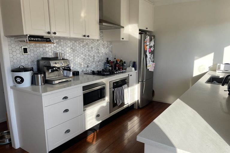 Photo of property in 28 Harbour View Road, Te Atatu Peninsula, Auckland, 0610