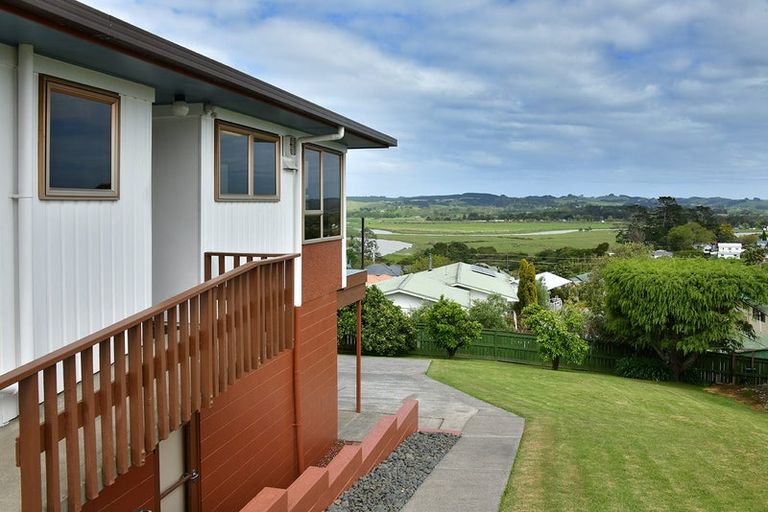 Photo of property in 16 Kaipara Crescent, Helensville, 0800