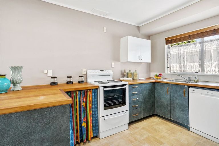 Photo of property in 18 Kearney Place, Massey, Auckland, 0614