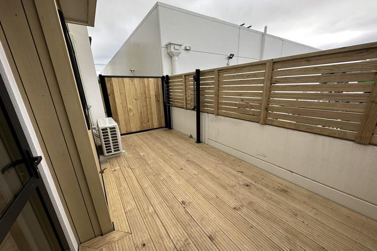 Photo of property in 5/7 Wainuiomata Road, Wainuiomata, Lower Hutt, 5014