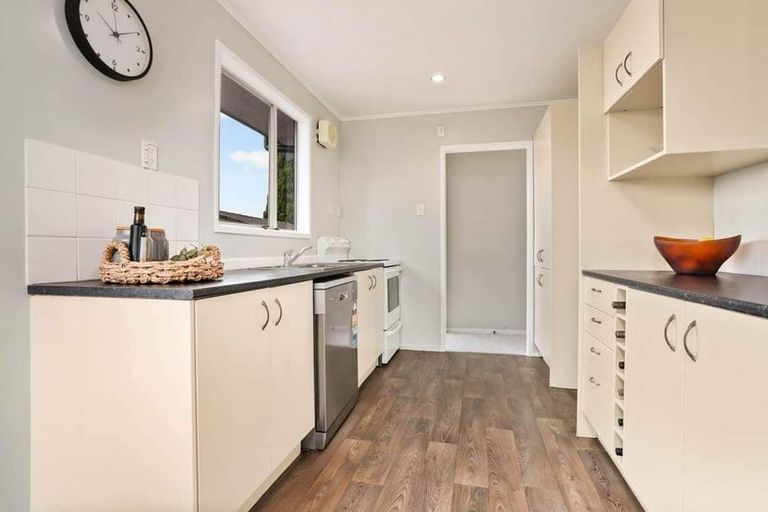 Photo of property in 20 Trias Road, Totara Vale, Auckland, 0629