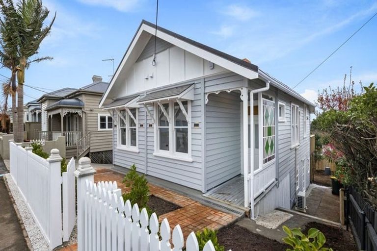 Photo of property in 94 Calliope Road, Stanley Point, Auckland, 0624
