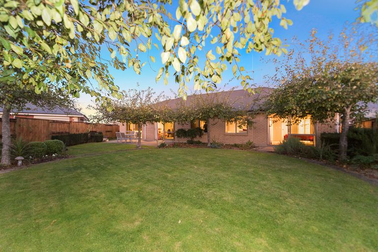 Photo of property in 19 Coleraine Drive, Rototuna, Hamilton, 3210