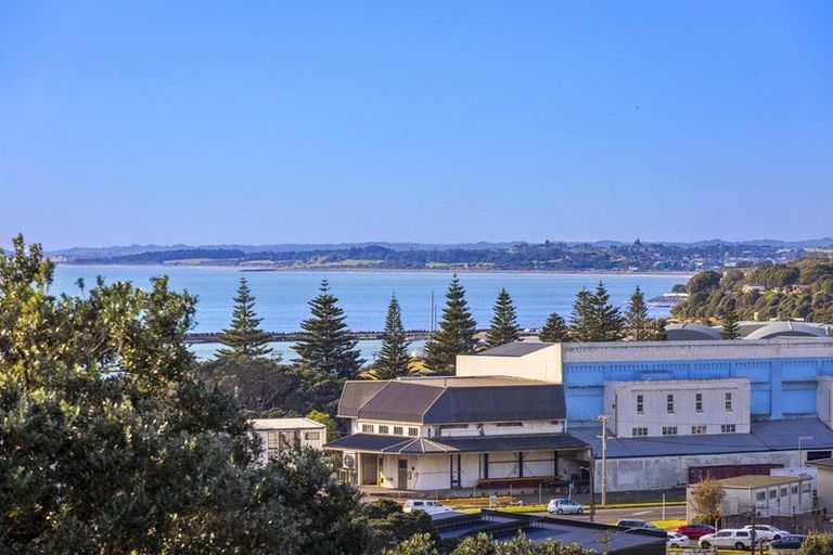 Photo of property in 32 Ngamotu Road, Moturoa, New Plymouth, 4310