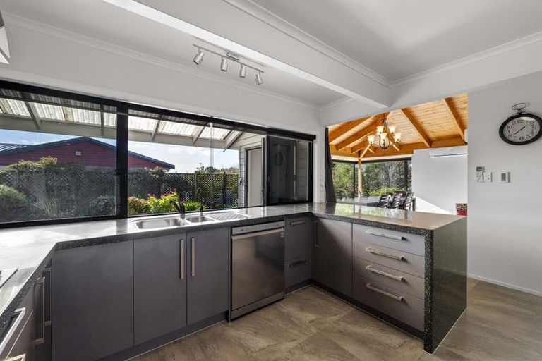 Photo of property in 64 Karina Road, Merrilands, New Plymouth, 4312