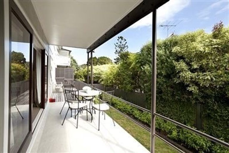 Photo of property in 3/29 Pupuke Road, Takapuna, Auckland, 0622