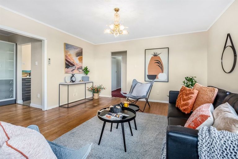 Photo of property in 32 Stewart Drive, Newlands, Wellington, 6037