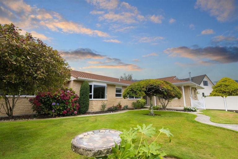 Photo of property in 2 Aitchison Place, Levin, 5510