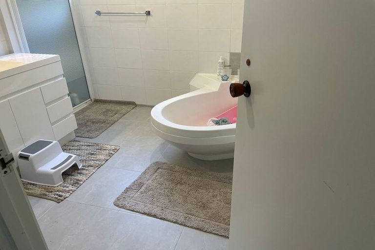 Photo of property in 42 Holyoake Place, Chatswood, Auckland, 0626