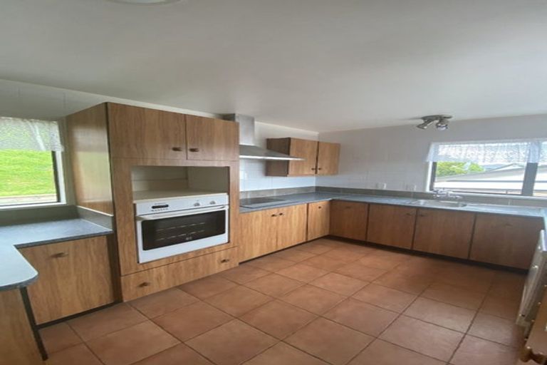 Photo of property in 10 Ordley Grove, Tawa, Wellington, 5028