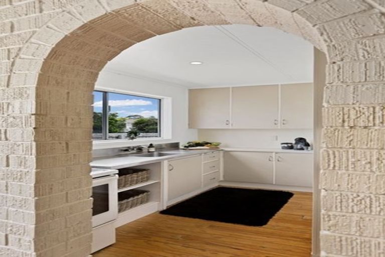 Photo of property in 9 Walton Street, Red Beach, 0932