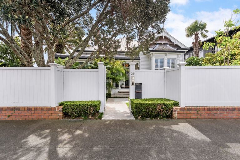 Photo of property in 215 Jervois Road, Herne Bay, Auckland, 1011