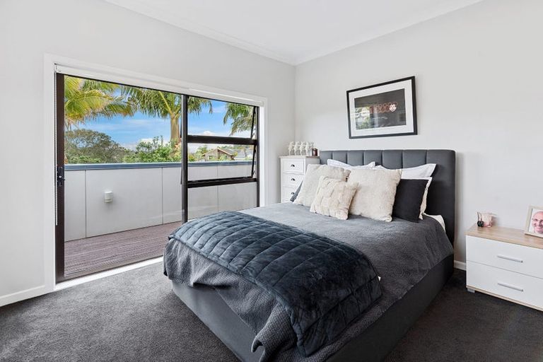 Photo of property in 1/884 Beach Road, Waiake, Auckland, 0630