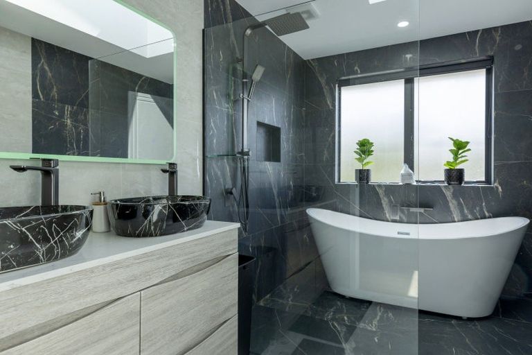 Photo of property in 5 Grandview Lane, Acacia Bay, 3385