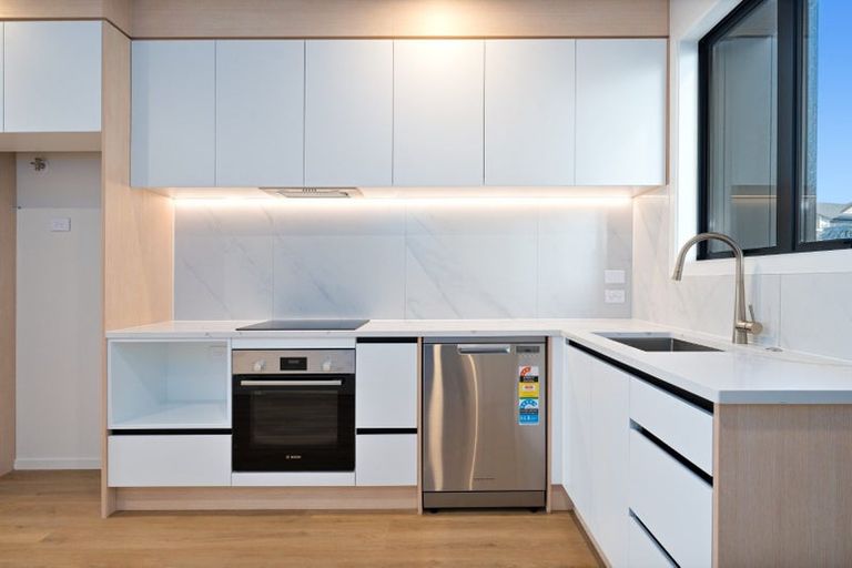 Photo of property in 27a Dawnhaven Drive, Te Atatu Peninsula, Auckland, 0610