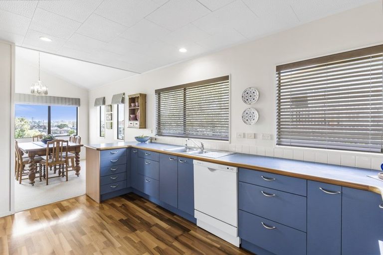 Photo of property in 20a East Coast Road, Milford, Auckland, 0620