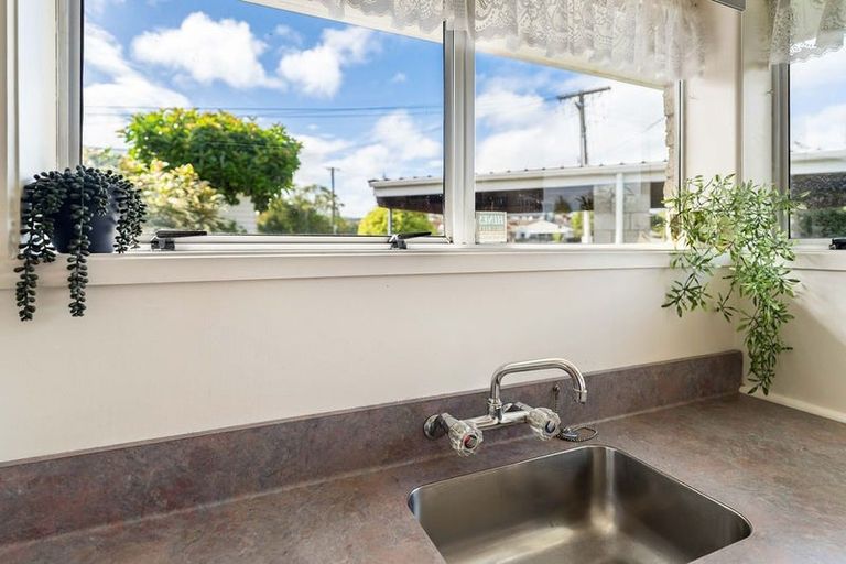 Photo of property in 2/13 Kowhai Avenue, Mangere Bridge, Auckland, 2022