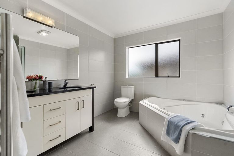 Photo of property in 9 Corricvale Way, Northcross, Auckland, 0632