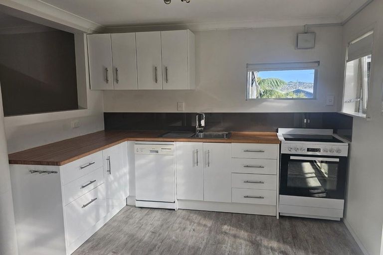 Photo of property in 41 Pohutukawa Avenue, Red Beach, 0932