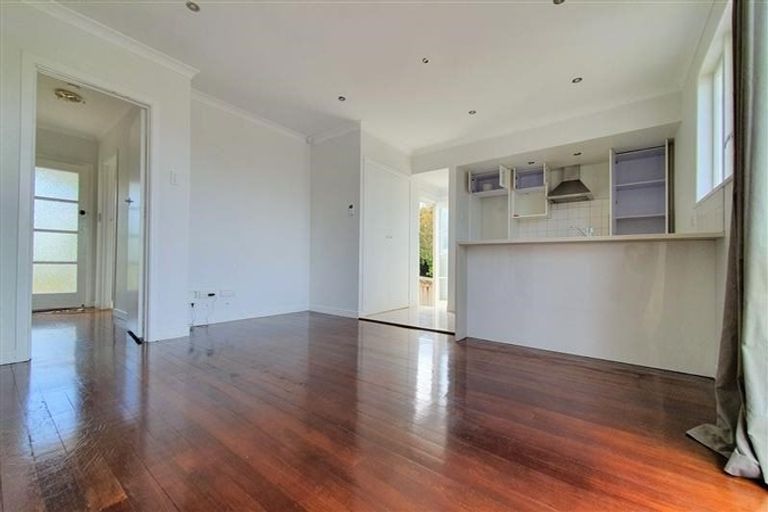 Photo of property in 2/232 East Coast Road, Forrest Hill, Auckland, 0620