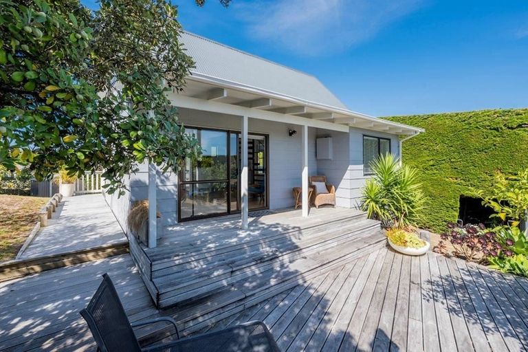 Photo of property in 27 Hemara Street, Waikanae Beach, Waikanae, 5036