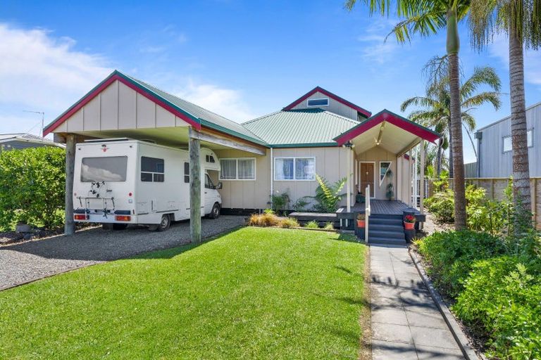 Photo of property in 38 The Terrace, Herald Island, Auckland, 0618