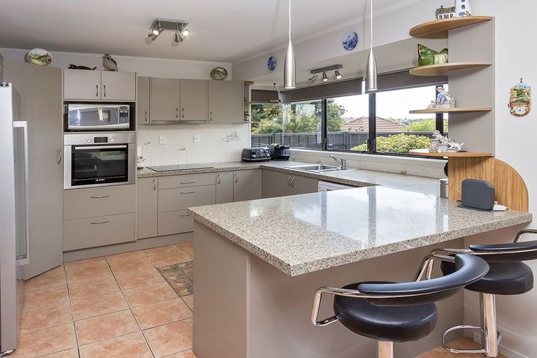 Photo of property in 53 Dalwhinnie Parade, Highland Park, Auckland, 2010