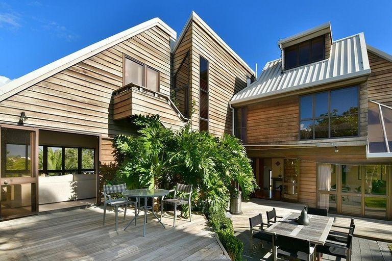 Photo of property in 8 View Road, Campbells Bay, Auckland, 0630