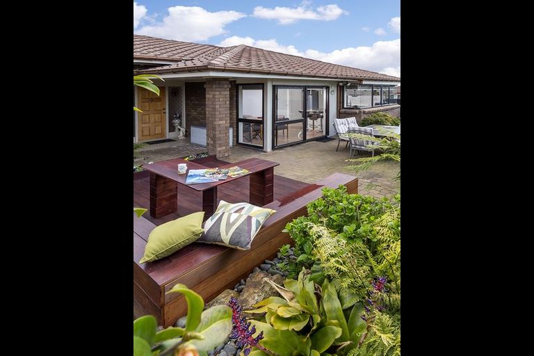 Photo of property in 53 Dalwhinnie Parade, Highland Park, Auckland, 2010