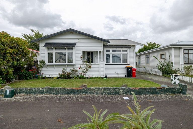 Photo of property in 37 Stewart Crescent, Hokowhitu, Palmerston North, 4410