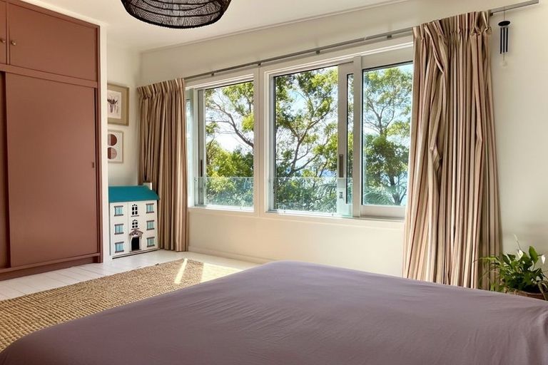 Photo of property in 11 Richmond Road, Mahina Bay, Lower Hutt, 5013