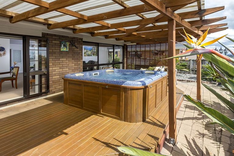 Photo of property in 53 Dalwhinnie Parade, Highland Park, Auckland, 2010