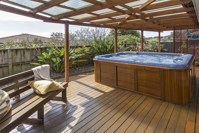 Photo of property in 53 Dalwhinnie Parade, Highland Park, Auckland, 2010