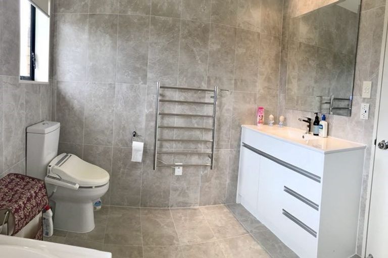 Photo of property in 1/11 Seaview Road, Castor Bay, Auckland, 0620