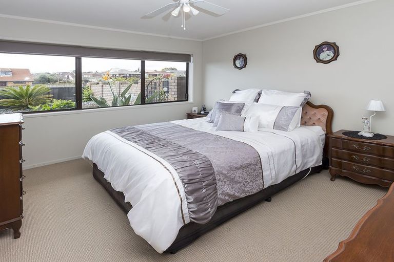 Photo of property in 53 Dalwhinnie Parade, Highland Park, Auckland, 2010