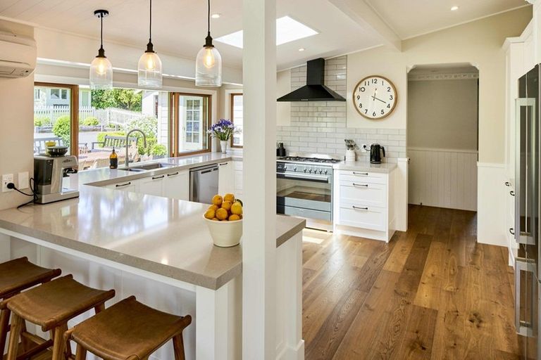 Photo of property in 280 Paekakariki Hill Road, Paekakariki Hill, Porirua, 5381