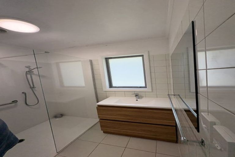 Photo of property in 63 Breaker Bay Road, Breaker Bay, Wellington, 6022