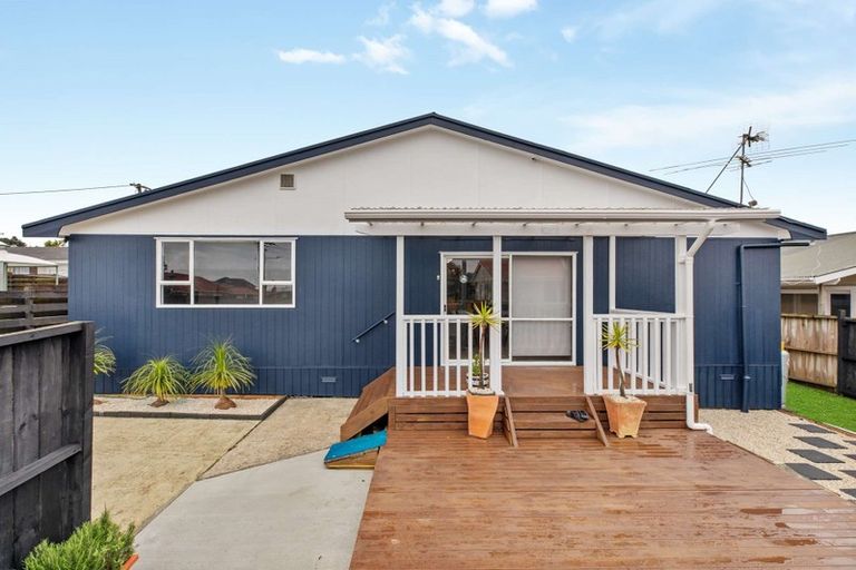 Photo of property in 11c Bamboo Grove, Kelston, Auckland, 0602