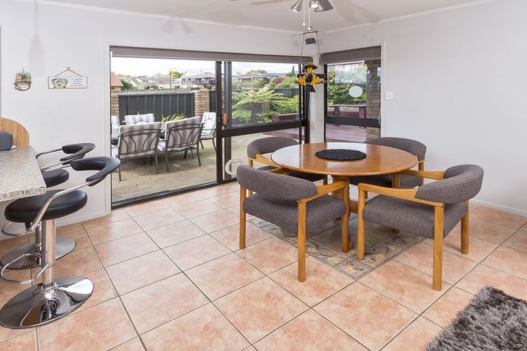 Photo of property in 53 Dalwhinnie Parade, Highland Park, Auckland, 2010