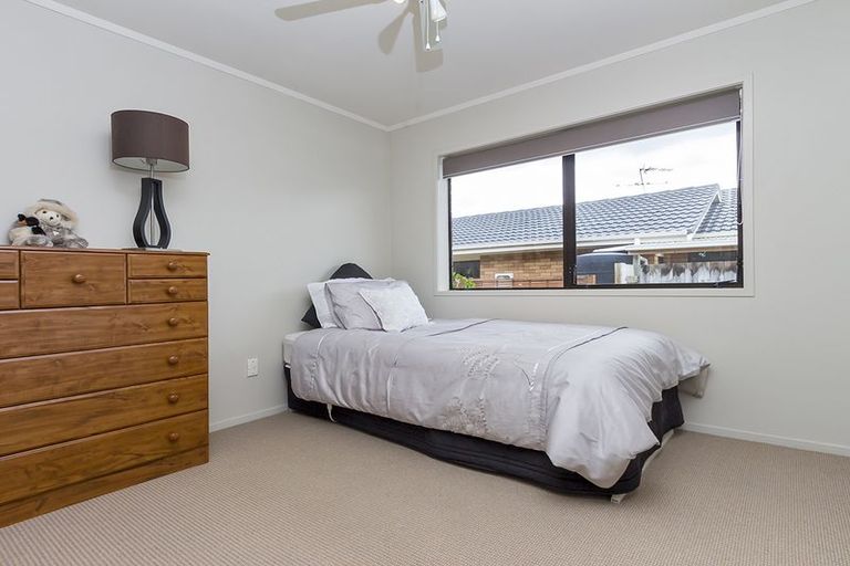 Photo of property in 53 Dalwhinnie Parade, Highland Park, Auckland, 2010