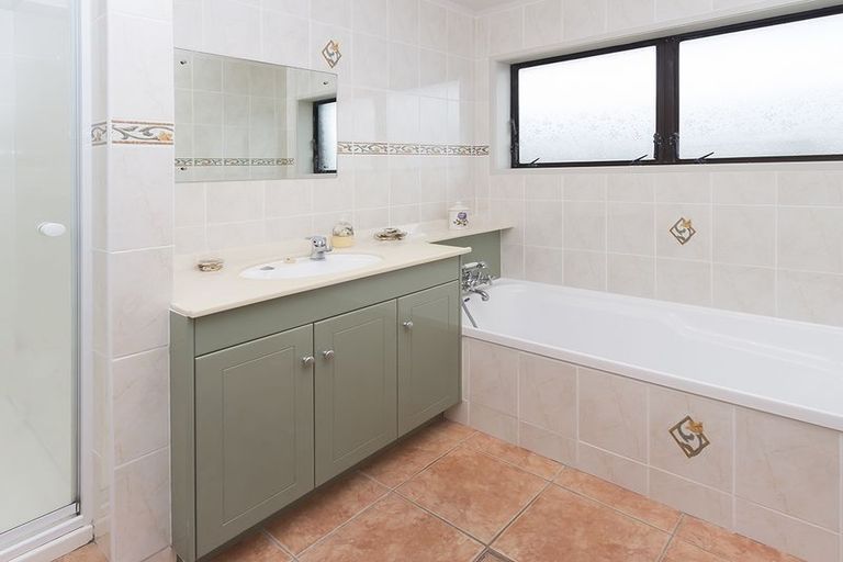 Photo of property in 53 Dalwhinnie Parade, Highland Park, Auckland, 2010