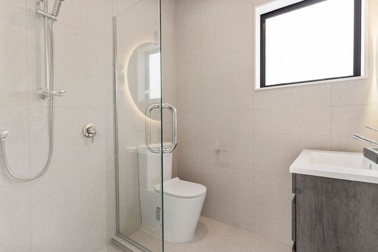 Photo of property in 101a Beach Road, Te Atatu Peninsula, 0610