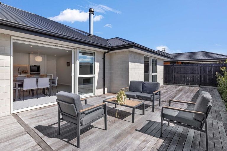 Photo of property in 1 Corsica Court, Fitzherbert, Palmerston North, 4410