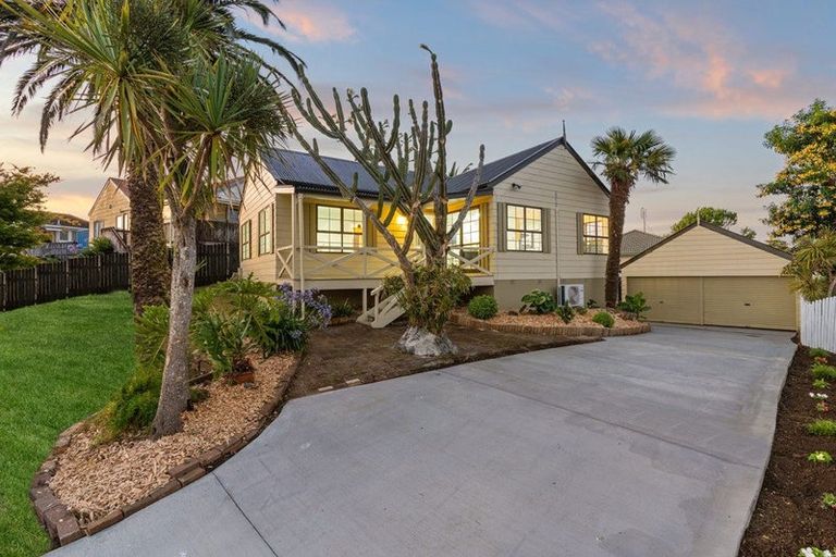 Photo of property in 28 Mcquarrie Avenue, Wattle Downs, Auckland, 2103