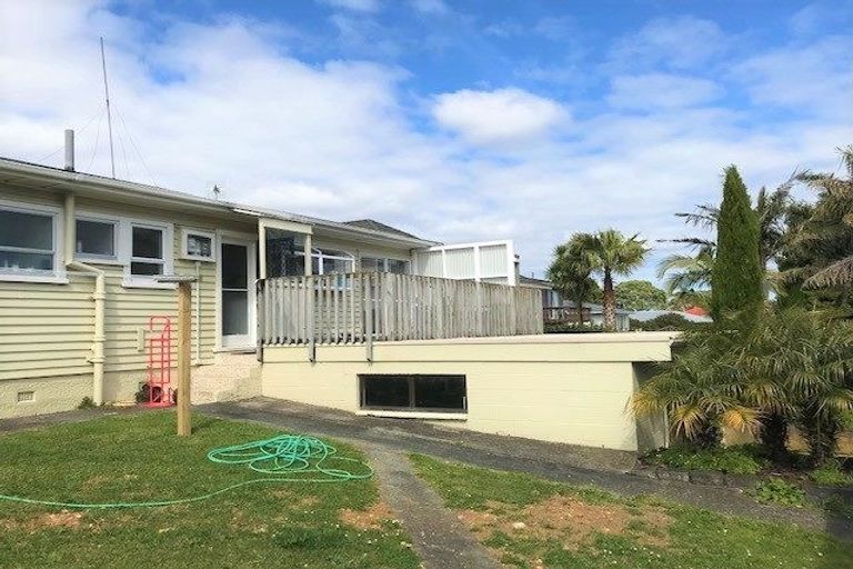 Photo of property in 68 Hobsonville Road, West Harbour, Auckland, 0618
