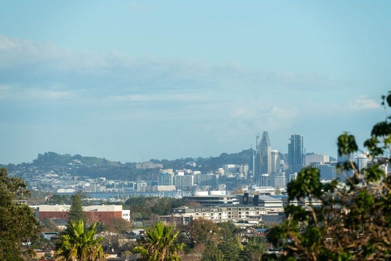 Photo of property in 7c Catalina Crescent, Forrest Hill, Auckland, 0620