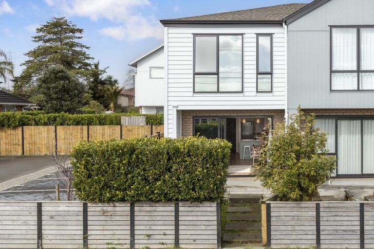 Photo of property in 1 Royal View Road, Te Atatu South, Auckland, 0610