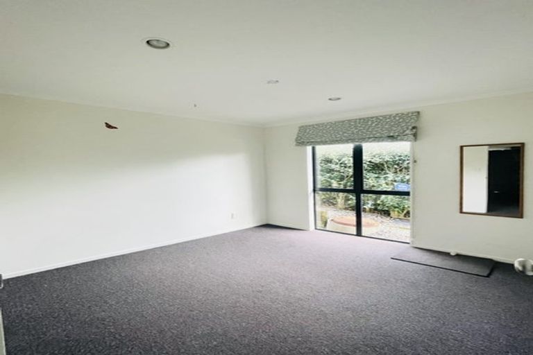 Photo of property in 70a Hobsonville Road, West Harbour, Auckland, 0618
