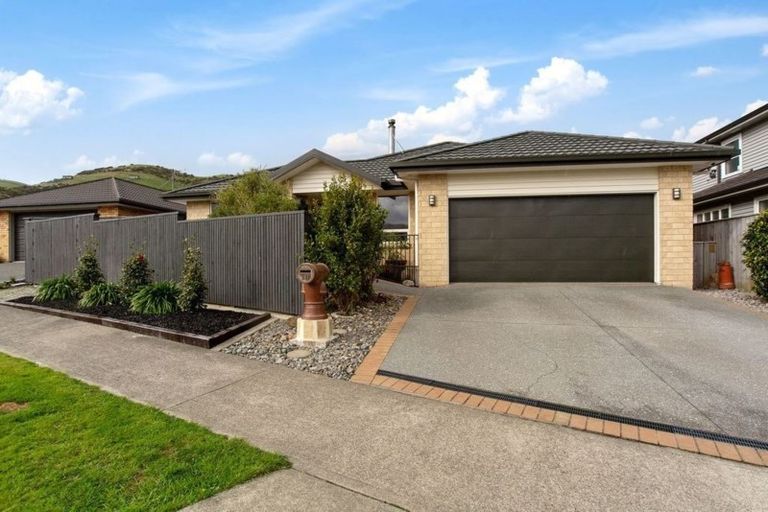 Photo of property in 197 Woodman Drive, Tawa, Wellington, 5028