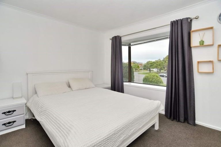Photo of property in 15 Sonning Place, Redwood, Christchurch, 8051